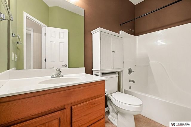 1014 Gold Coast Road, Papillion, NE 68046