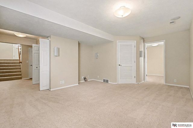 1014 Gold Coast Road, Papillion, NE 68046