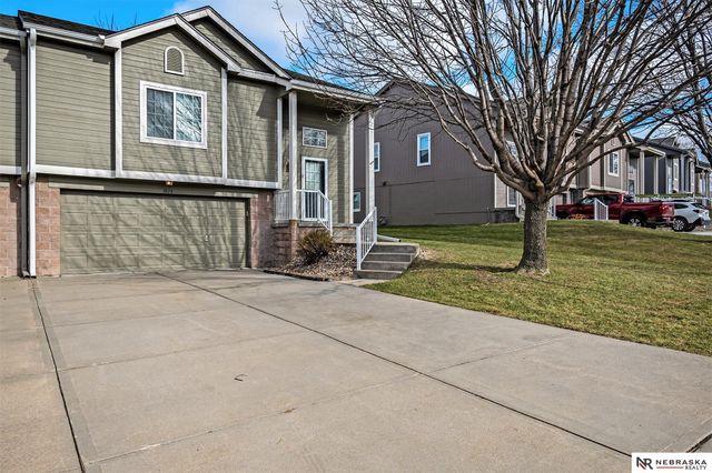 1014 Gold Coast Road, Papillion, NE 68046