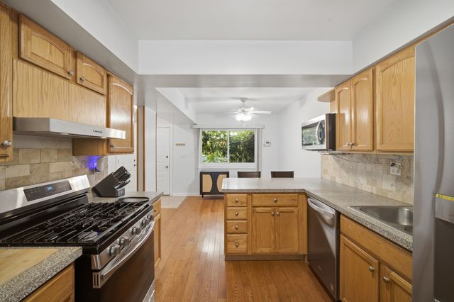 411 Hickory Drive 411, Wheeling, IL 60090