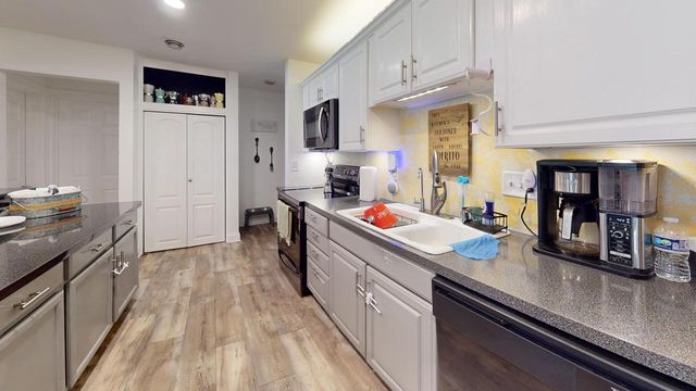 9205 S Chicago ROAD, Oak Creek, WI 53154