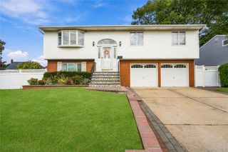 34 Knoll Street, Lindenhurst, NY 11757