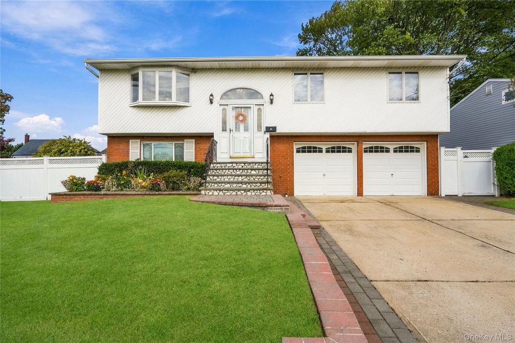 34 Knoll Street, Lindenhurst, NY 11757 — exterior