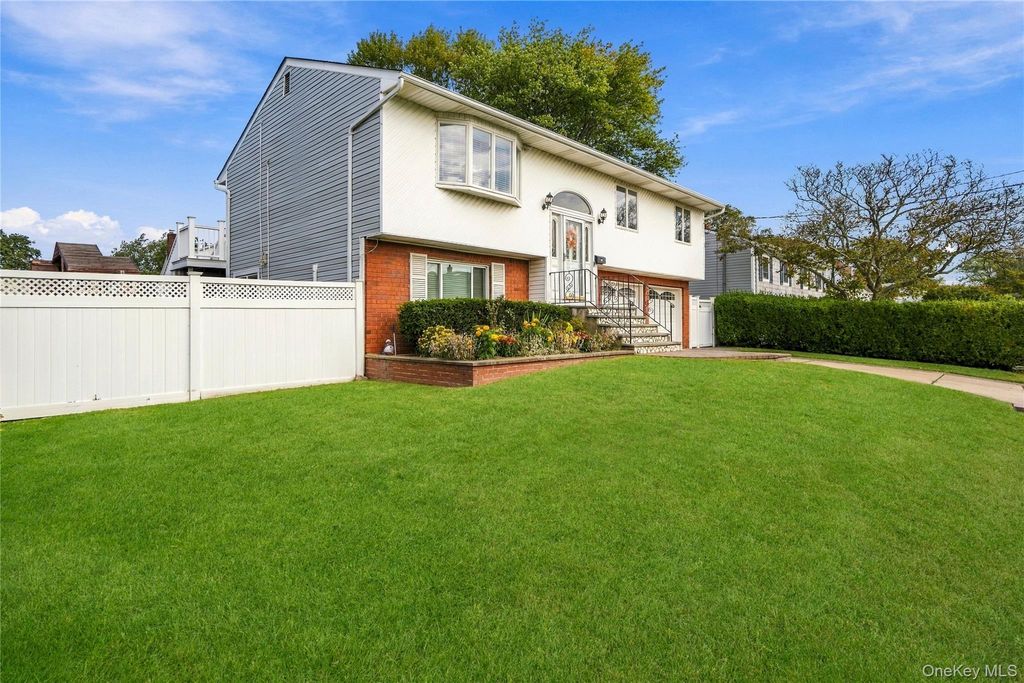 34 Knoll Street, Lindenhurst, NY 11757 — photo 2