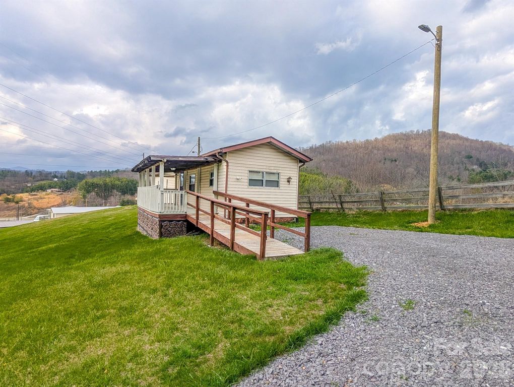 107 Mockingbird Lane, Burnsville, NC 28714