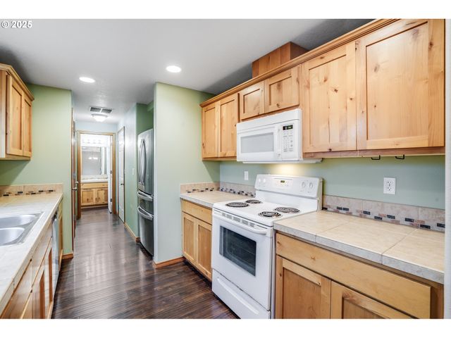 461 E AIRPARK Way, Newberg, OR 97132