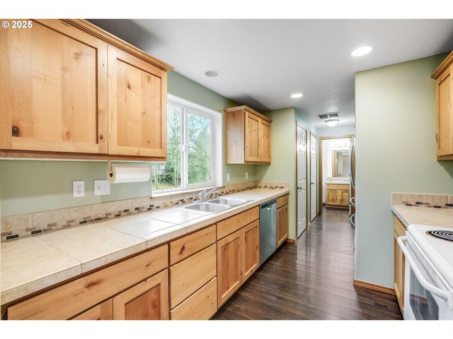 461 E AIRPARK Way, Newberg, OR 97132