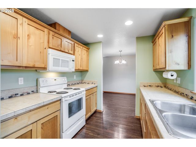 461 E AIRPARK Way, Newberg, OR 97132