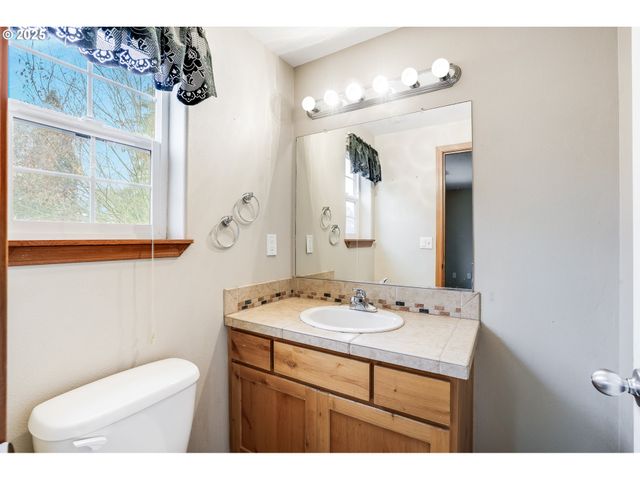 461 E AIRPARK Way, Newberg, OR 97132