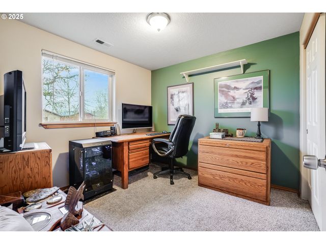 461 E AIRPARK Way, Newberg, OR 97132