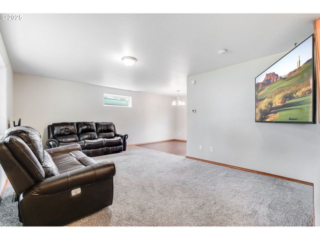 461 E AIRPARK Way, Newberg, OR 97132