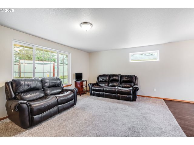 461 E AIRPARK Way, Newberg, OR 97132
