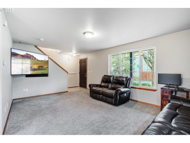 461 E AIRPARK Way, Newberg, OR 97132