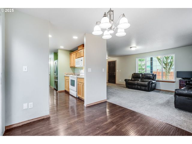 461 E AIRPARK Way, Newberg, OR 97132