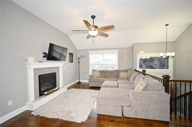 1103 E 18th Street, Kearney, MO 64060