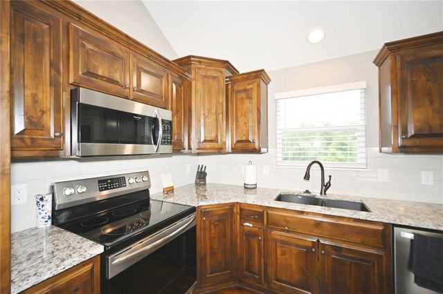 1103 E 18th Street, Kearney, MO 64060