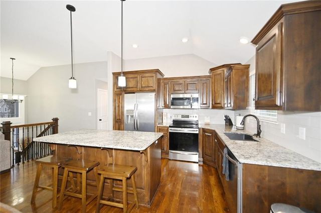 1103 E 18th Street, Kearney, MO 64060