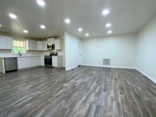 588 Vicksburg Ln, Livingston, TX 77351