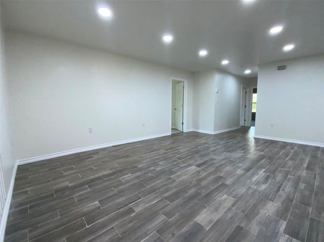 588 Vicksburg Ln, Livingston, TX 77351