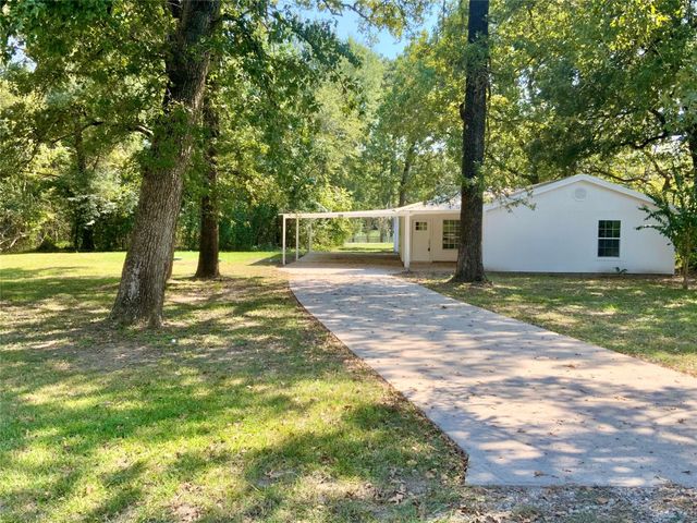 588 Vicksburg Ln, Livingston, TX 77351