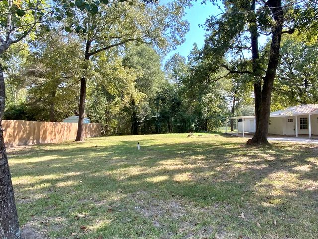 588 Vicksburg Ln, Livingston, TX 77351