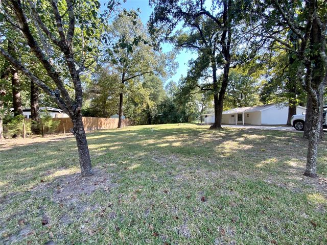 588 Vicksburg Ln, Livingston, TX 77351