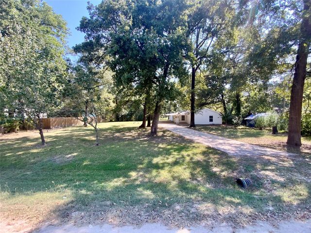 588 Vicksburg Ln, Livingston, TX 77351