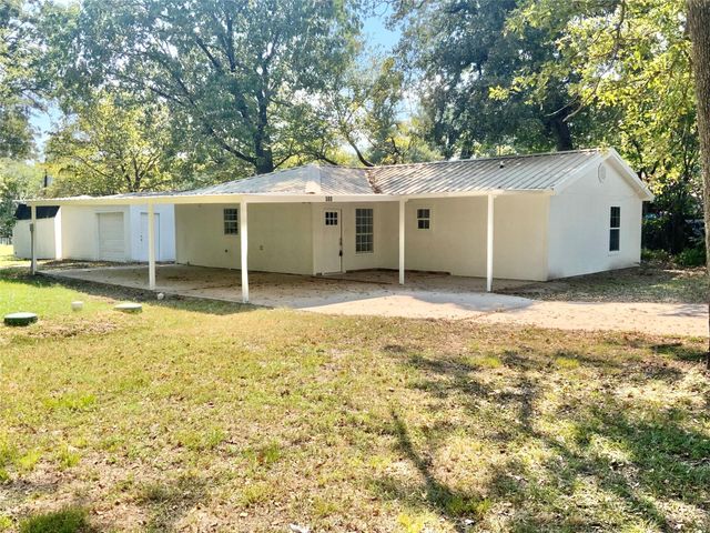 588 Vicksburg Ln, Livingston, TX 77351