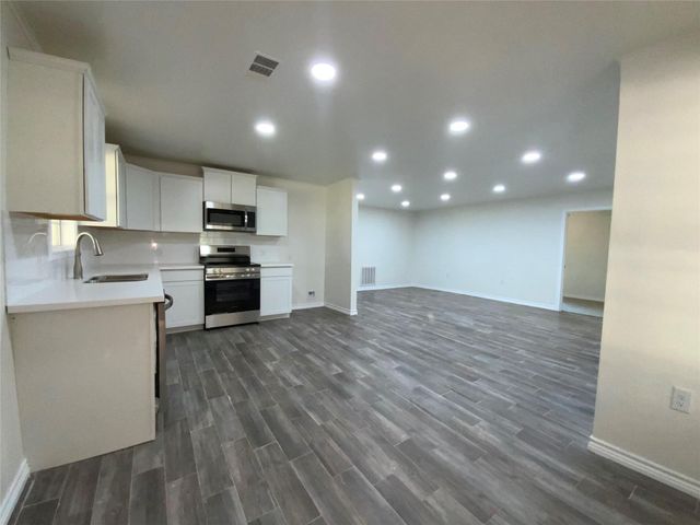 588 Vicksburg Ln, Livingston, TX 77351