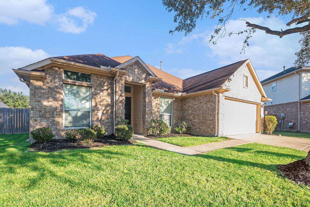 903 Cove Crest Trail, Fresno, TX 77545