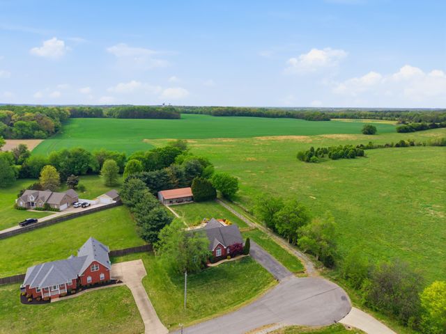 1013 Weiss Rd, Cottontown, TN 37048
