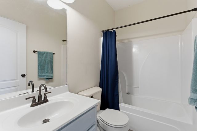 1013 Weiss Rd, Cottontown, TN 37048