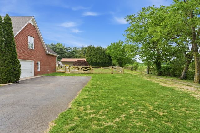 1013 Weiss Rd, Cottontown, TN 37048