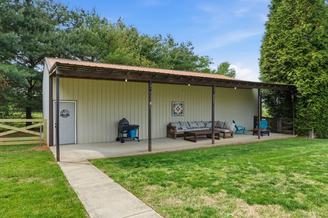 1013 Weiss Rd, Cottontown, TN 37048