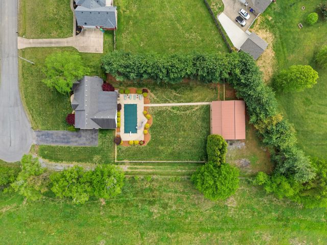 1013 Weiss Rd, Cottontown, TN 37048