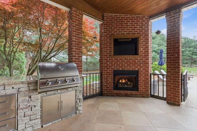 1013 Weiss Rd, Cottontown, TN 37048