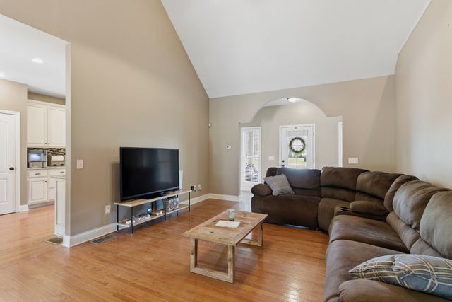 1013 Weiss Rd, Cottontown, TN 37048