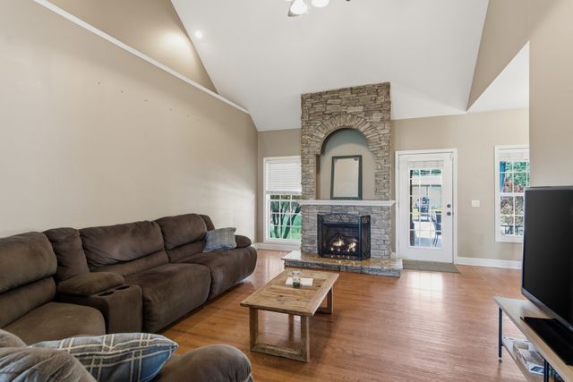 1013 Weiss Rd, Cottontown, TN 37048