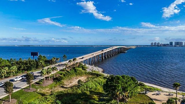 2205 Calle De Marbella, Navarre, FL 32566