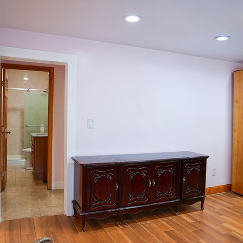 186 Powell St, Lowell, MA 01851