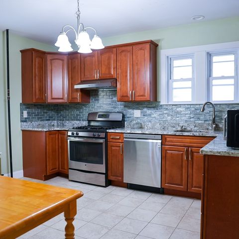 186 Powell St, Lowell, MA 01851