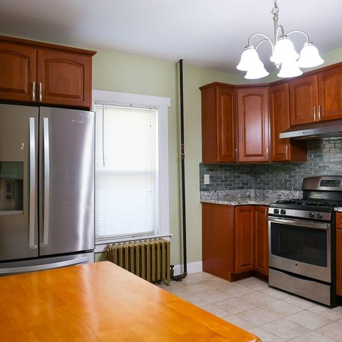 186 Powell St, Lowell, MA 01851