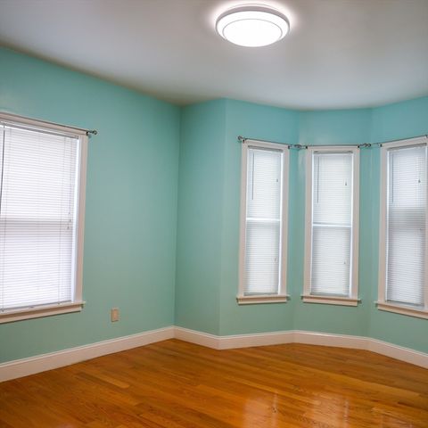 186 Powell St, Lowell, MA 01851