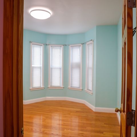 186 Powell St, Lowell, MA 01851