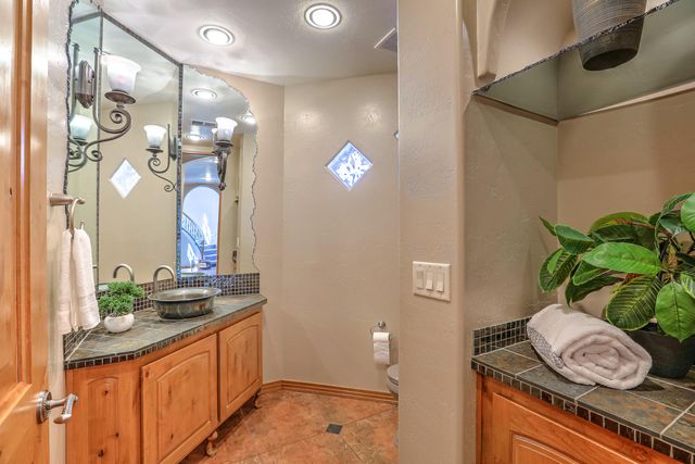 9125 OAKLAND Avenue NE, Albuquerque, NM 87122