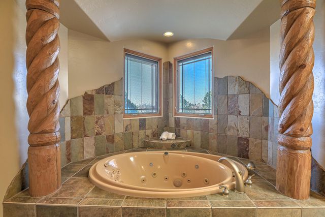9125 OAKLAND Avenue NE, Albuquerque, NM 87122