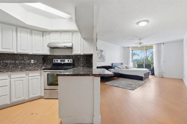 8363 Lake Dr 503, Doral, FL 33166