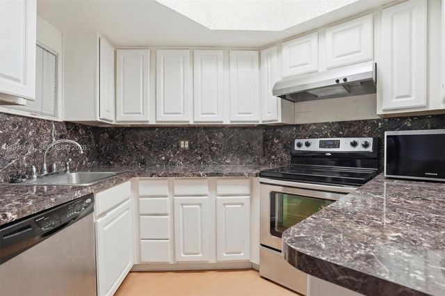 8363 Lake Dr 503, Doral, FL 33166