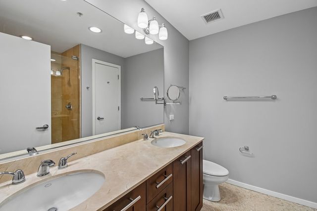 240 E Illinois Street 2005, Chicago, IL 60611
