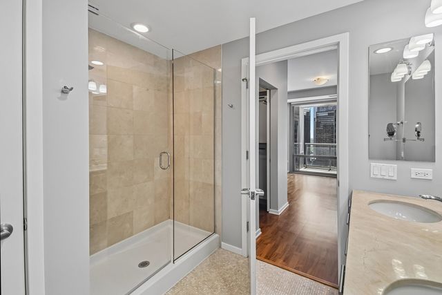 240 E Illinois Street 2005, Chicago, IL 60611
